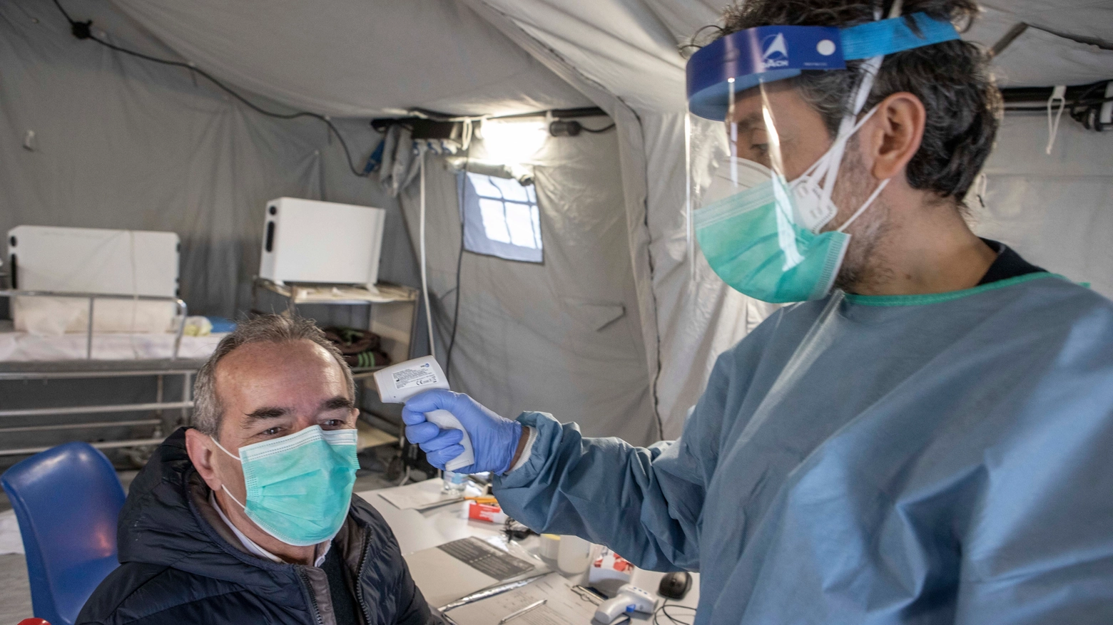 Un paziente visitato in una tenda di triage in Lombardia 