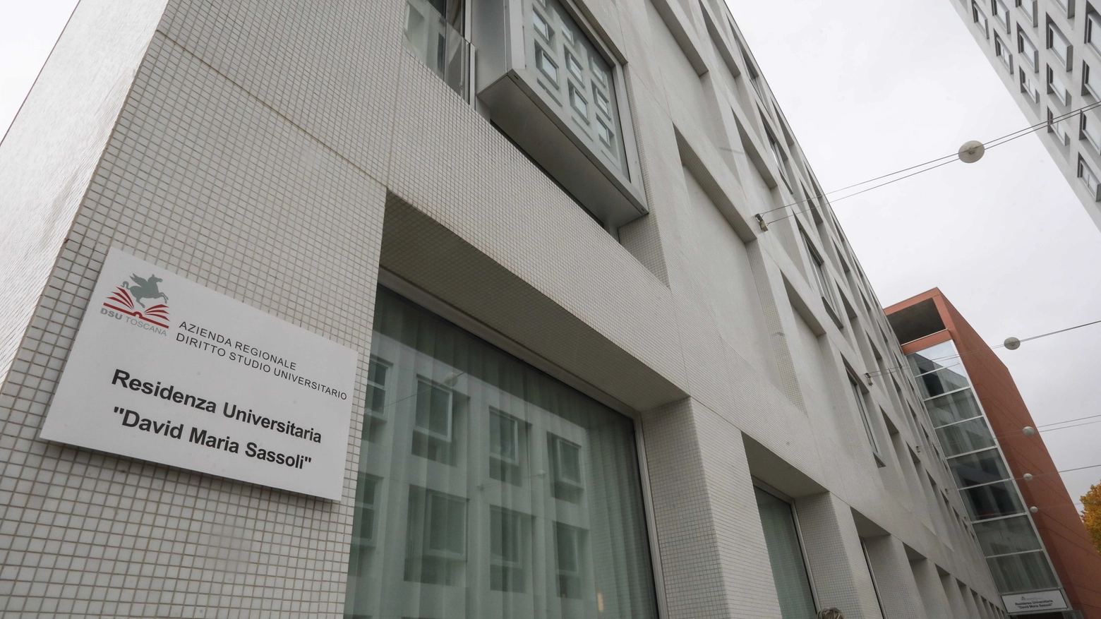 Imbrattata la sede dell'Azienda regionale per il diritto allo studio universitario di Firenze