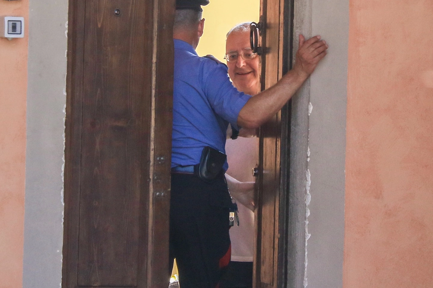 Don Paolo Glaentzer, 70 anni, apre la porta ai carabinieri (foto Germogli)