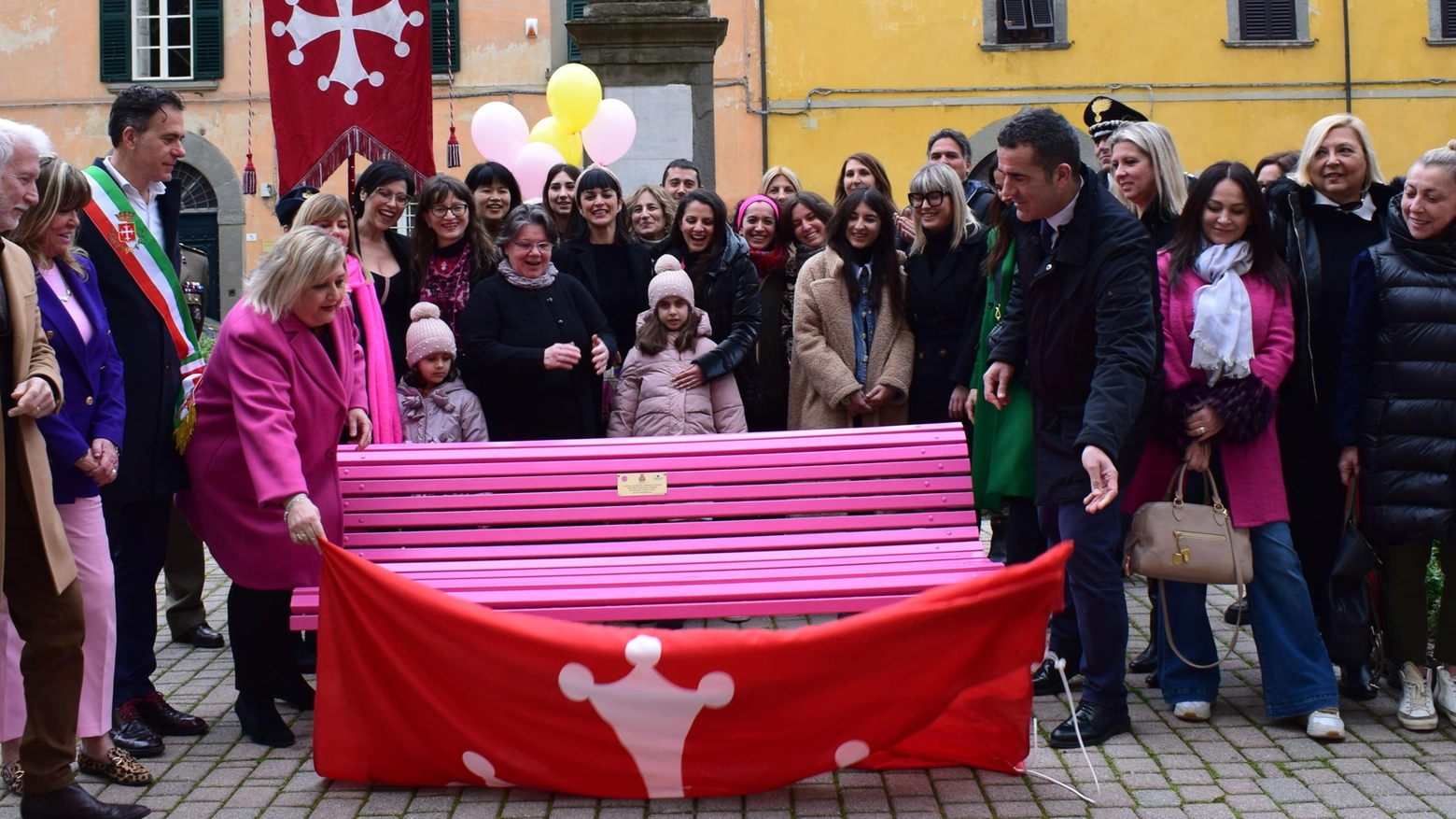 La vie en rose si tinge ancor più di rosa con la panchina