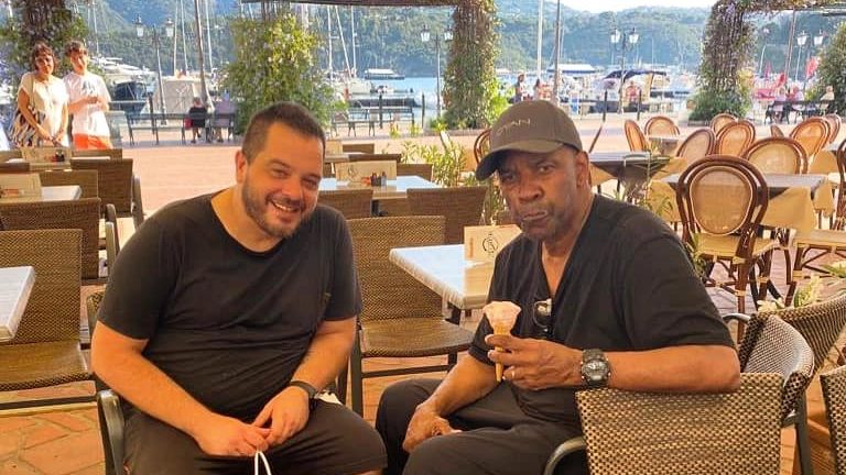 Denzel Washington a Porto Azzurro al Caffé Roma insieme a Alessio, il proprietario