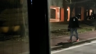 L'uomo che ha scagliato il sasso