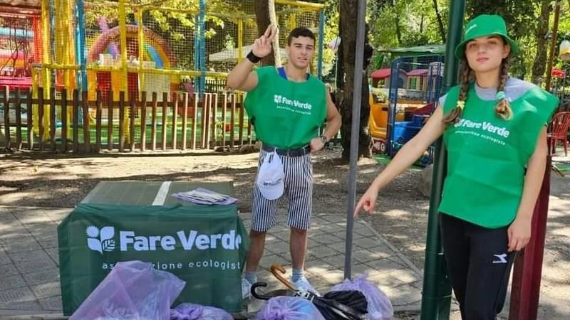 Volontari impegnati a pulire fossi e canali Volontari impegnati a pulire fossi e canali
