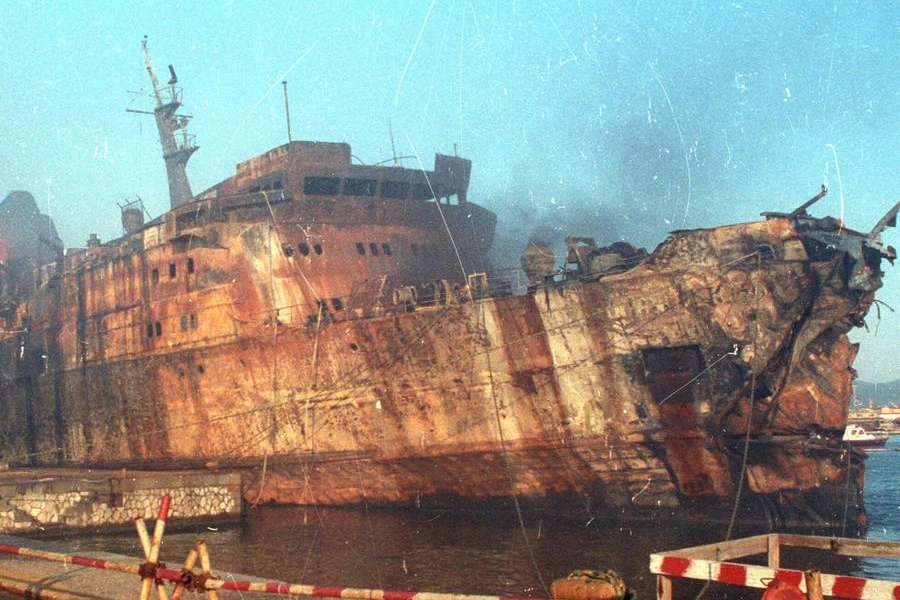 Una immagine del traghetto Moby Prince dopo l'incendio 