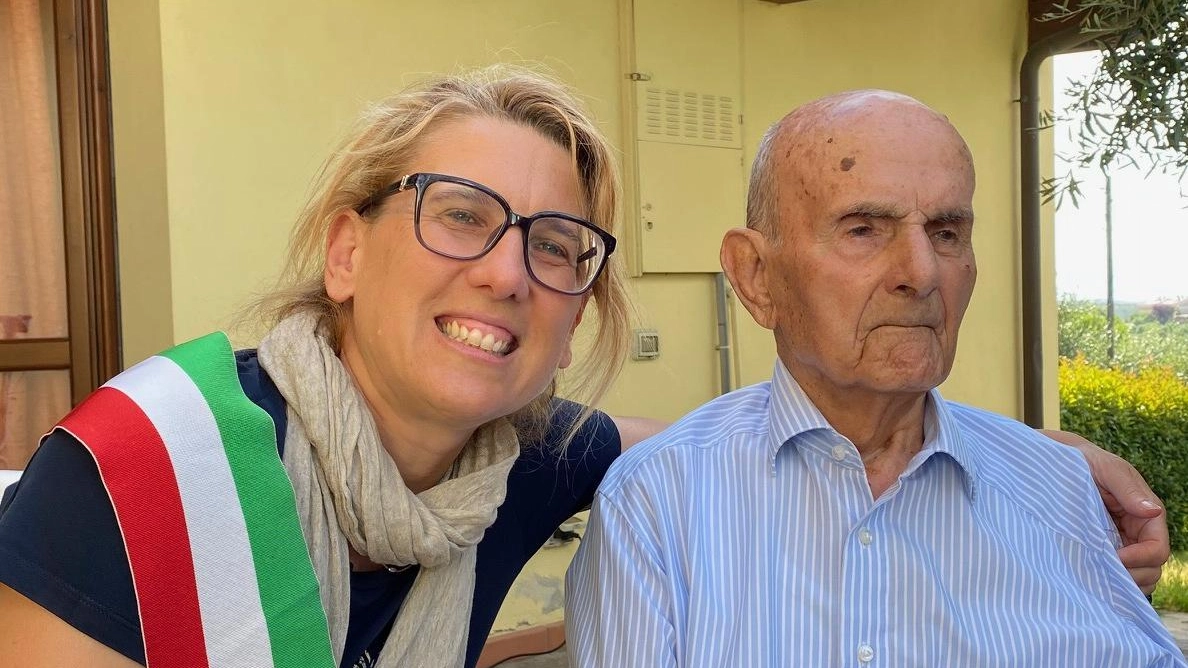 Nonno Angiolo Nucci ha compiuto 101 anni Gli auguri del sindaco Nonno Angiolo Nucci ha compiuto 101 anni Gli auguri del sindaco