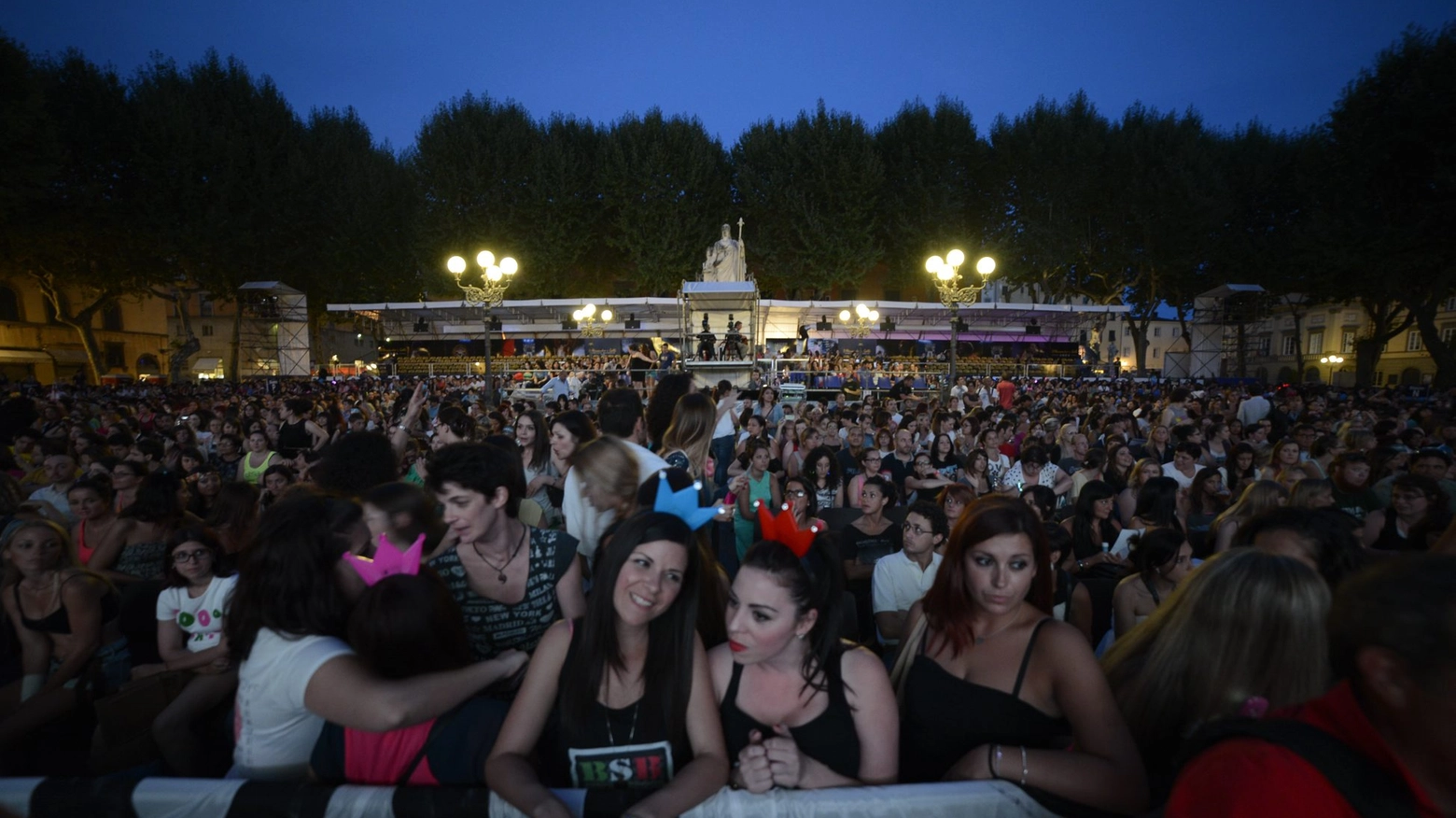 La folla al Summer Festival in piazza Napoleone