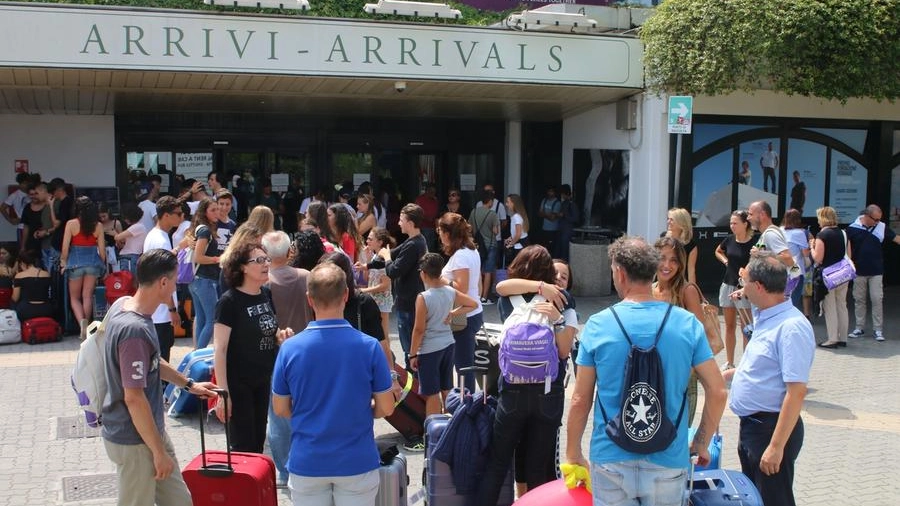 Viaggiatori in attesa all'aeroporto "Galilei" di Pisa (foto Valtriani)