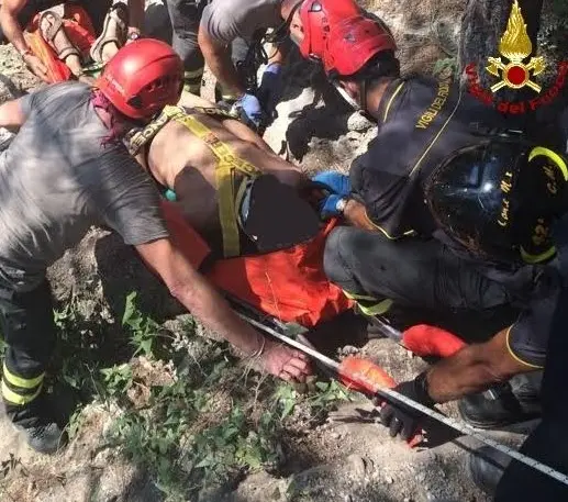 Colto da malore, cade da una scalinata: soccorso in spiaggia per un 39enne / FOTO