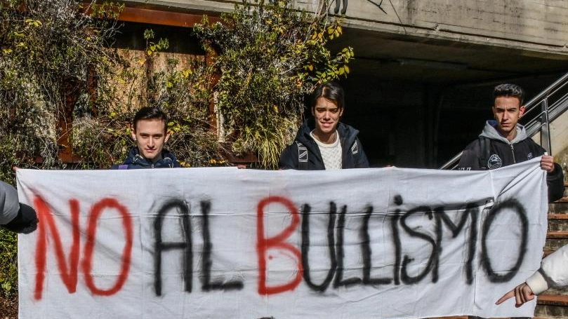 Alcuni ragazzi toscani manifestano contro il bullismo e il cyberbullismo