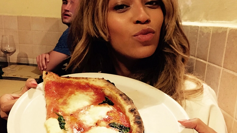 Beyonce con la pizza