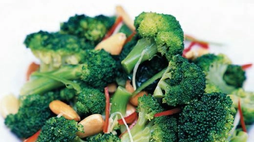 Insalata di broccoli, mandorle e peperonicino