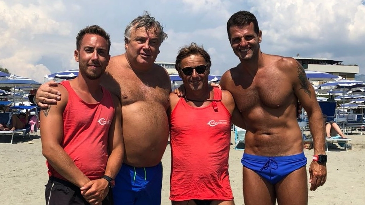 Insieme nella foto  il bagnino Marco, Marzio Brogi, l’altro assistente Enrico e Francesco Tongiani 