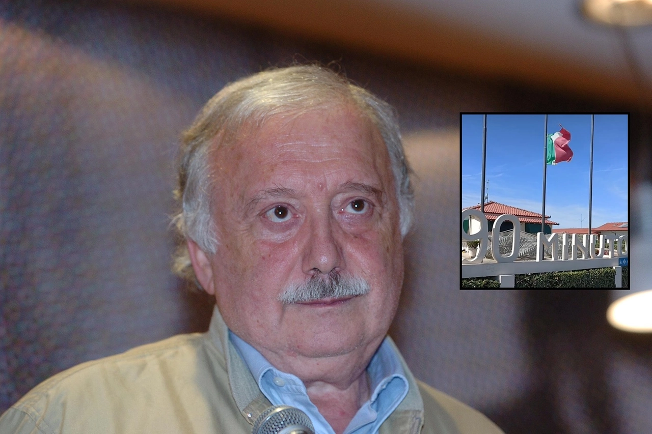 Gianni Minà; nel riquadro la bandiera a mezz'asta alle Focette