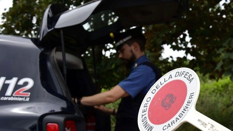 Minaccia ragazzi con il coltello. Denunciato dopo una lite al bar Minaccia ragazzi con il coltello. Denunciato dopo una lite al bar