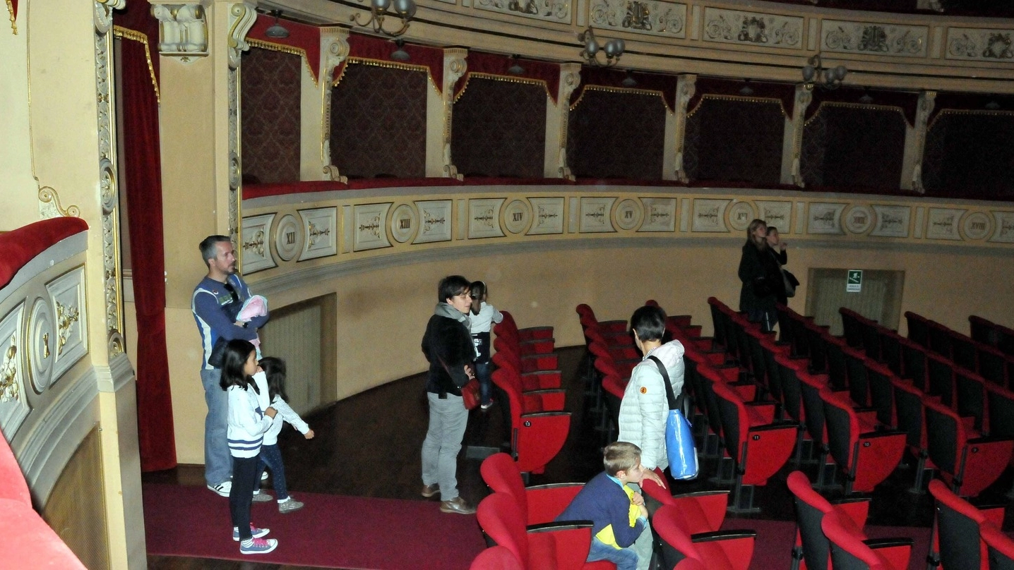 L’interno del Teatro Gugliemi, a Massa (foto di repertorio)