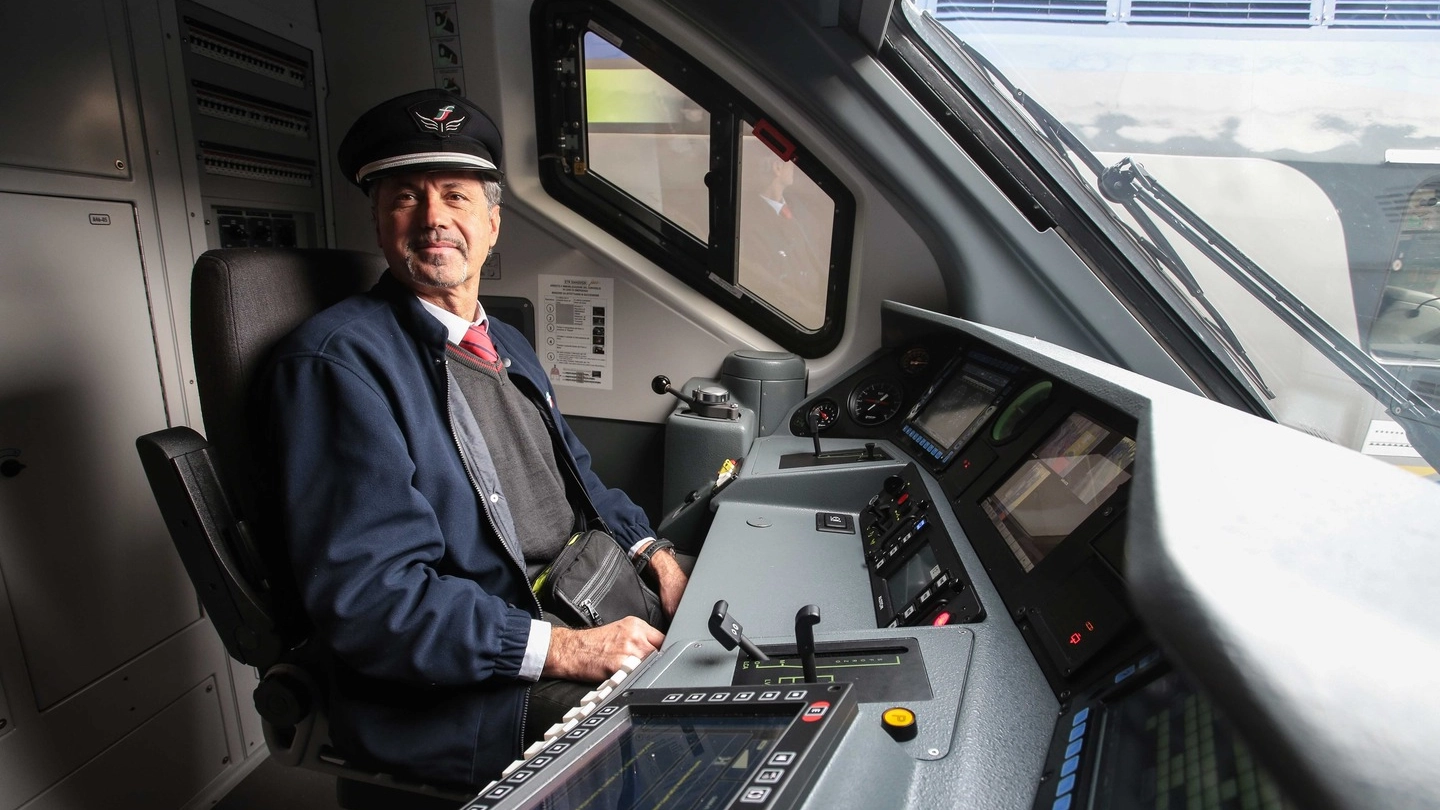Un macchinista su un treno regionale (New Press Photo)