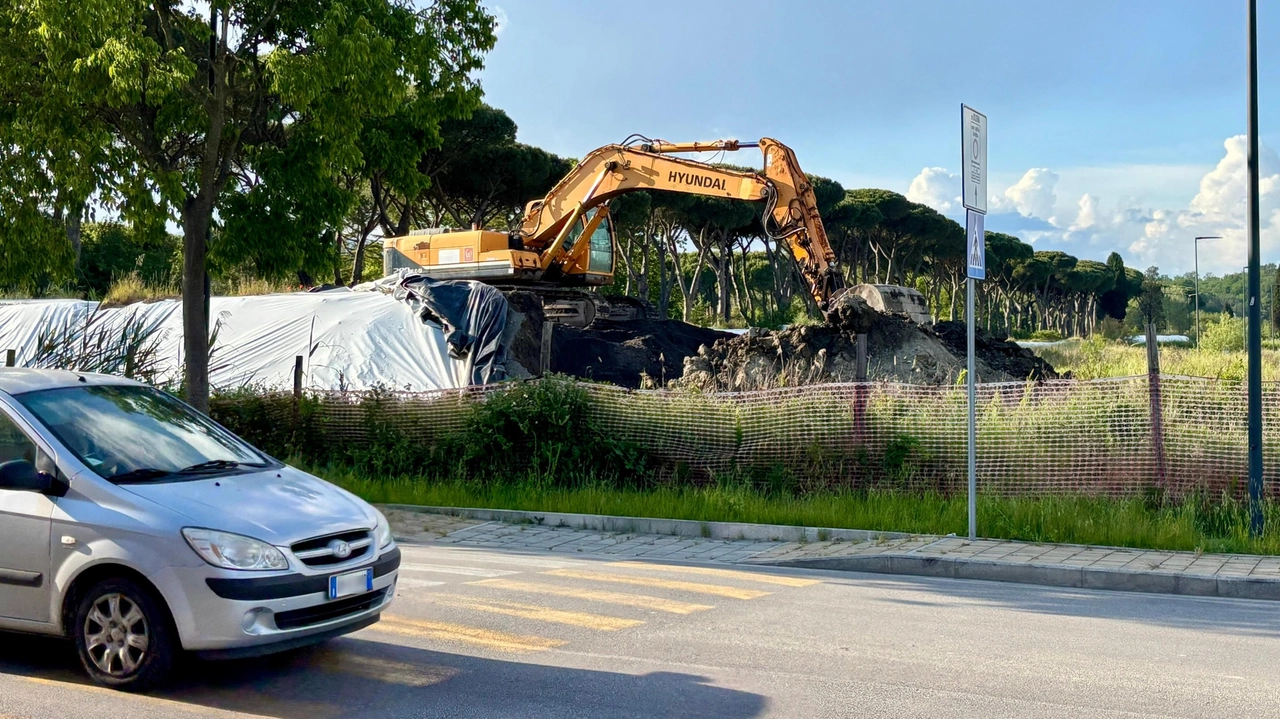 Durante una ispezione la ditta che sta operando è stata trovata priva di dispositivi di sicurezza. Polemica fra FdI e Franconi. Il sindaco: "Importante che tutto torni in regola e i lavori riprendano".
