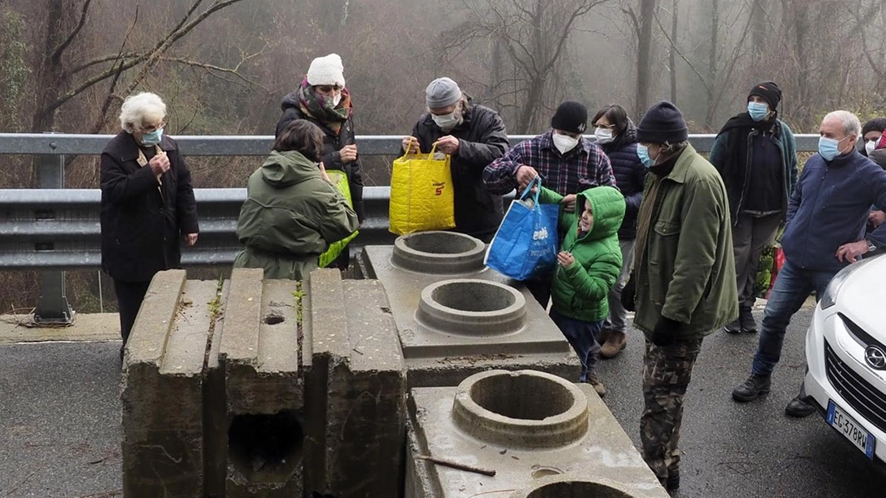 Una protesta per la chiusura del ponte di Pognana (foto di repertorio) Una protesta per la chiusura del ponte di Pognana (foto di repertorio)