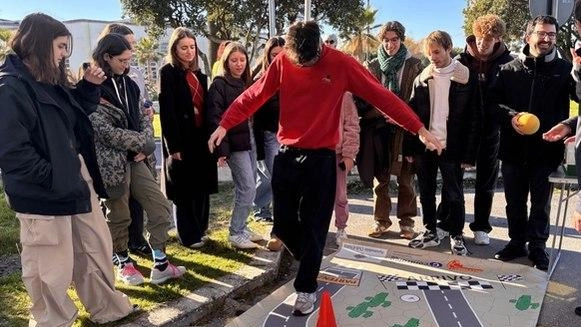 L’Aci ha organizzato un drive test in Passeggiata a Viareggio rivolto agli studenti per educarli a una guida responsabile L’Aci ha organizzato un drive test in Passeggiata a Viareggio rivolto agli studenti per educarli a una guida responsabile
