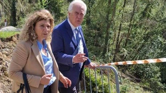 Il presidente della Regione, Eugenio Giani, con il sindaco di Monsummano, Simona De Caro, ieri durante il. sopralluogo nelle zone colpite da frane