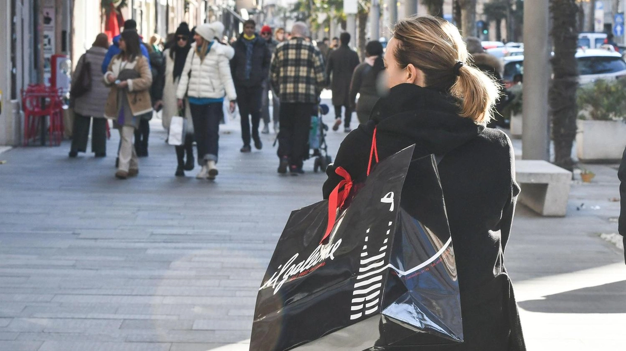 Confesercenti invita i cittadini a scegliere i negozi di vicinato per gli acquisti di Natale Confesercenti invita i cittadini a scegliere i negozi di vicinato per gli acquisti di Natale