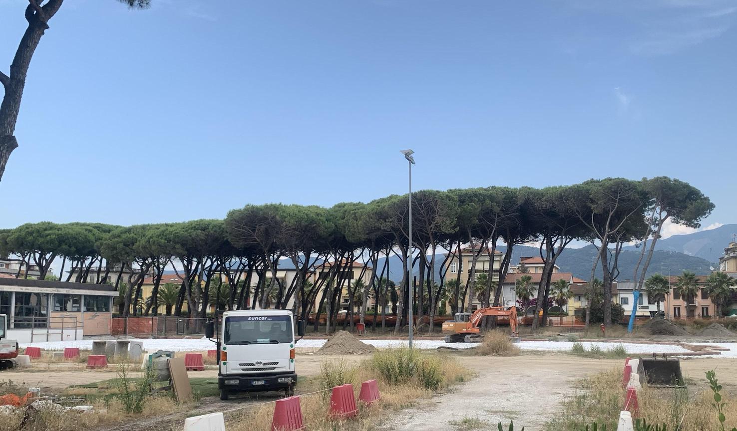 https://www.lanazione.it/image-service/view/acePublic/alias/contentid/M2E1OGJhN2ItM2YyNC00/0/caravella-una-colata-di-cemento-i-cittadini-contestano-il-progetto.jpeg