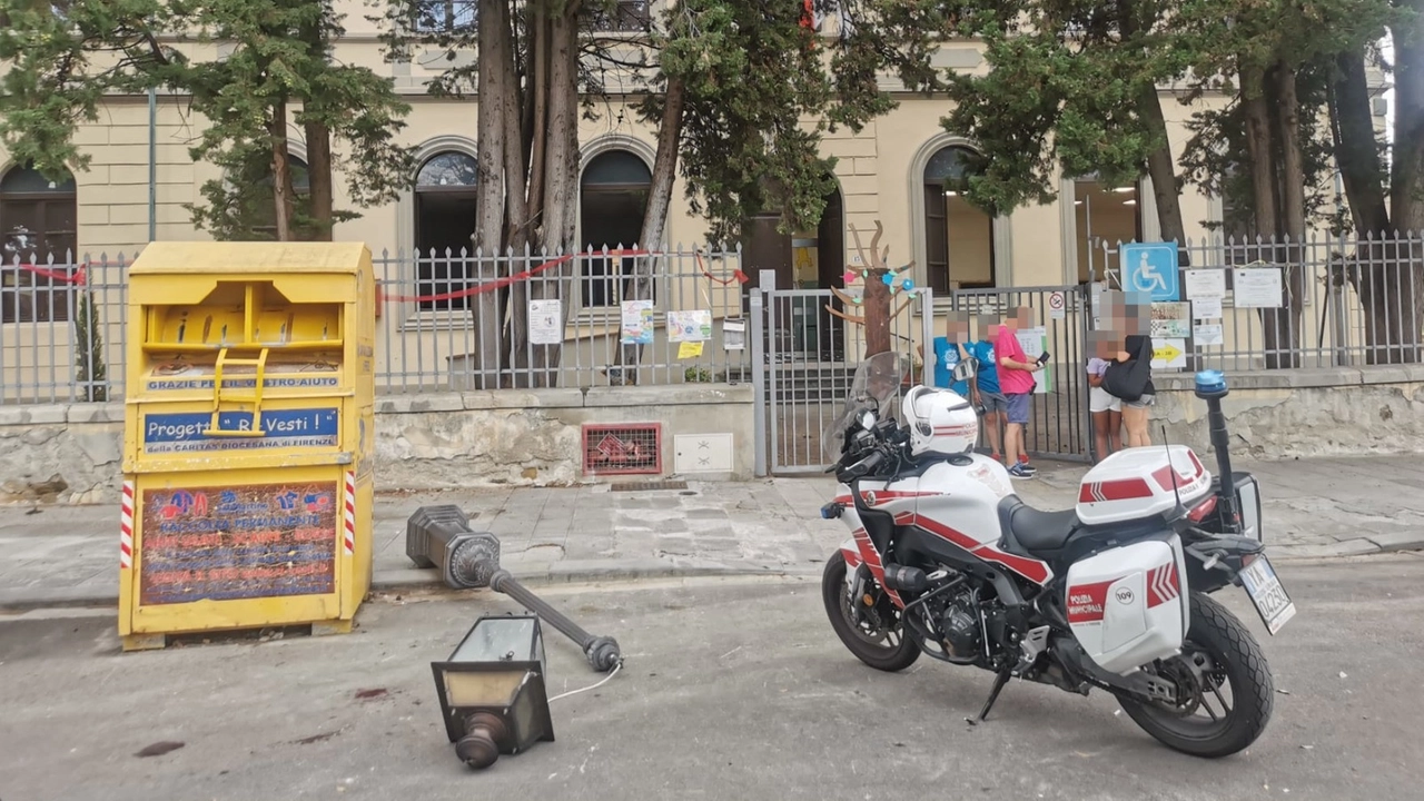 L'intervento della polizia municipale per il lampione caduto in piazza Primo Maggio