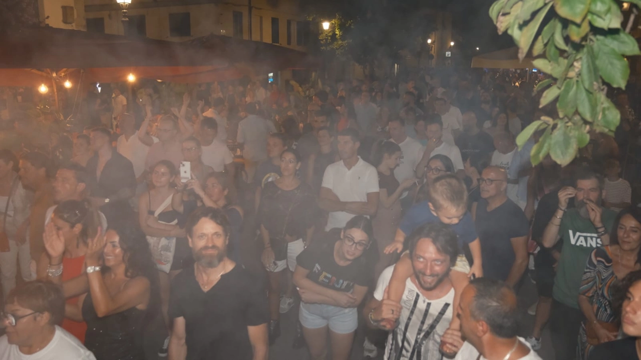 Folla straripante in centro (Alcide) Folla straripante in centro (Alcide)