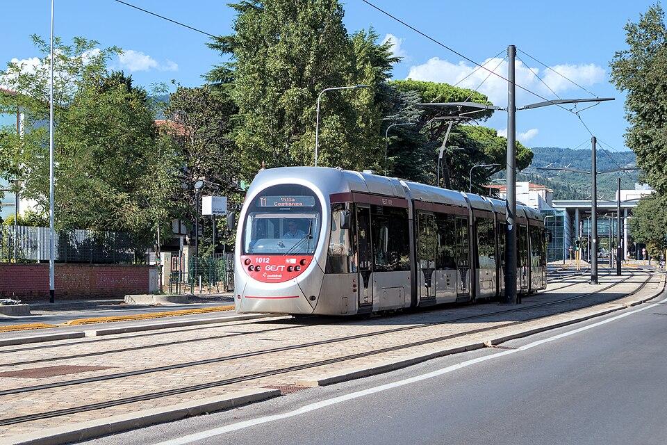 Firenze, sconti su bus e tramvia: “Abbonamenti a 5 e 10 euro”. Come funziona il provvedimento