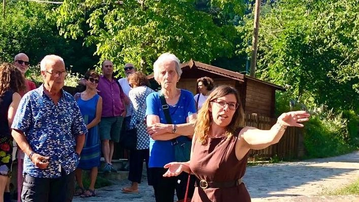 Successo per la passeggiata storica da villa Guicciardini a Gavigno, con 88 partecipanti che hanno rivissuto la storia e visitato gli interni della residenza. Il borgo di Gavigno, animato nel passato, ha ospitato una piccola centralina idroelettrica negli anni Venti. Successo per la passeggiata storica da villa Guicciardini a Gavigno, con 88 partecipanti che hanno rivissuto la storia e visitato gli interni della residenza. Il borgo di Gavigno, animato nel passato, ha ospitato una piccola centralina idroelettrica negli anni Venti.