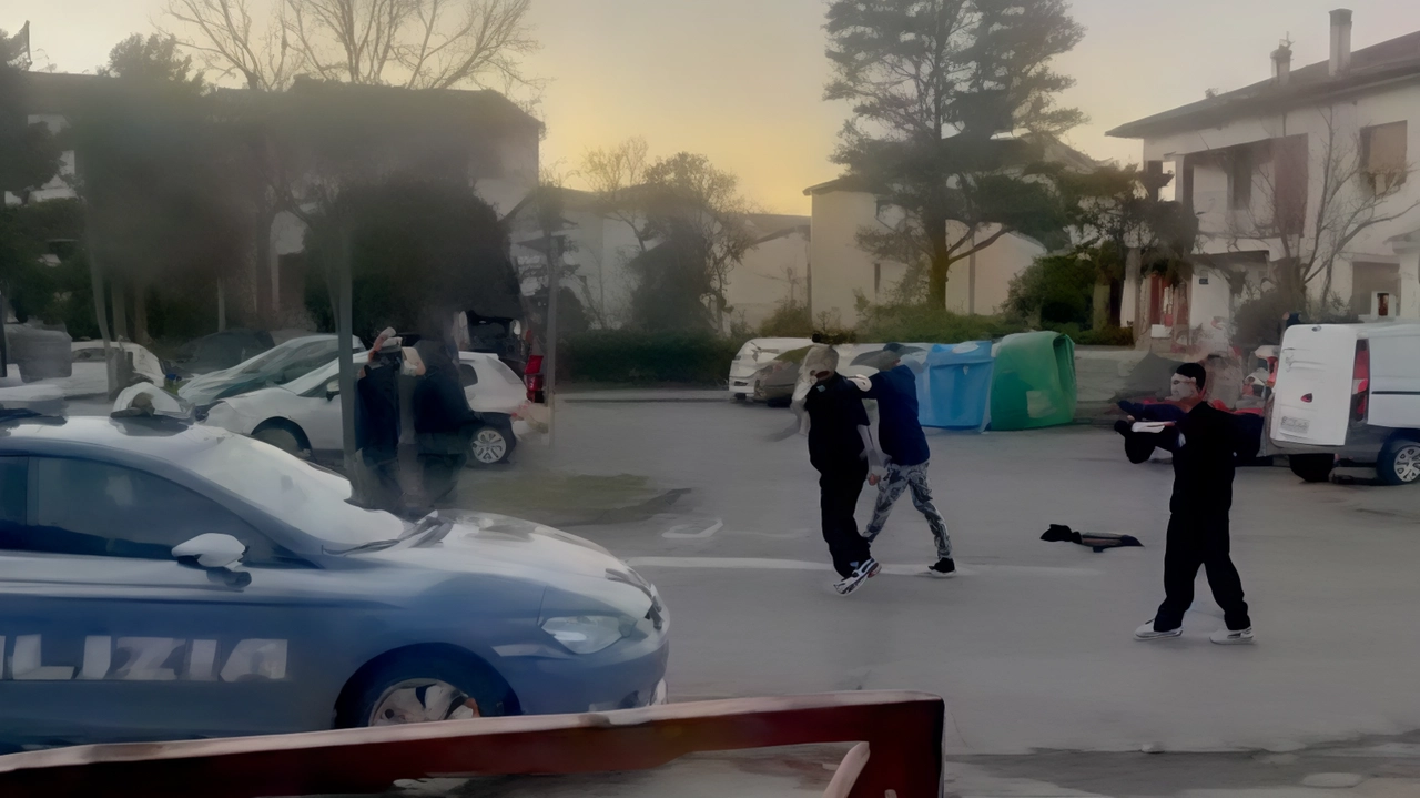 Un frame del video con l’aggressione agli agenti davanti alla stazione Un frame del video con l’aggressione agli agenti davanti alla stazione