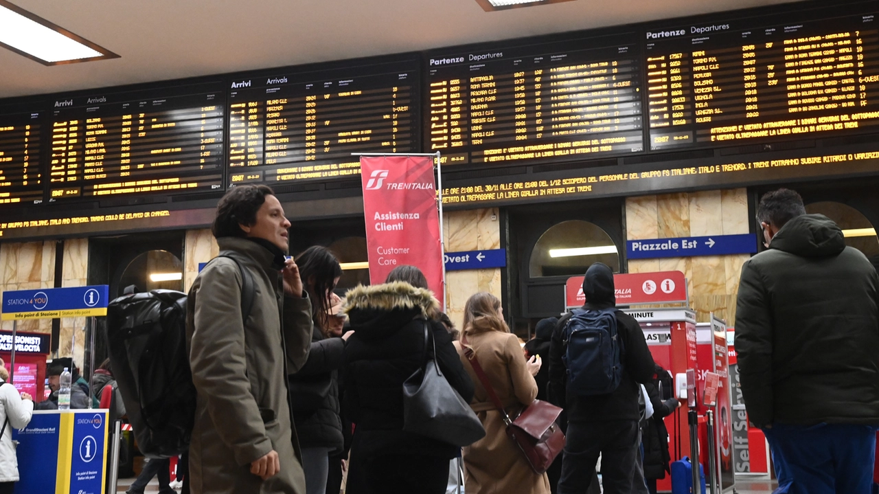 Sciopero treni (immagine di repertorio Foto Schicchi)