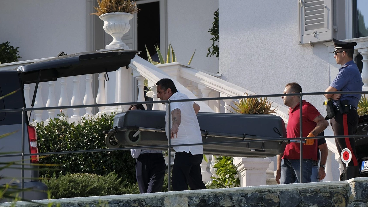 Le telecamere inquadrano l’uomo mentre si aggira tranquillo nel giardino . Poi l’ingresso nella stanza e le coltellate sferrate davanti a una testimone . Al telefono ha svelato a due amici di aver commesso l’atroce gesto .