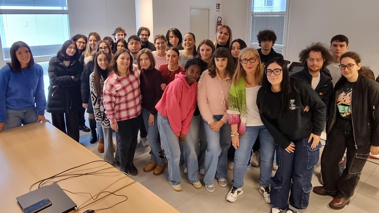 I 28 giovani volontari che hanno concluso il servizio civile. ’Connessi alla salute 2.0’ I 28 giovani volontari che hanno concluso il servizio civile. ’Connessi alla salute 2.0’