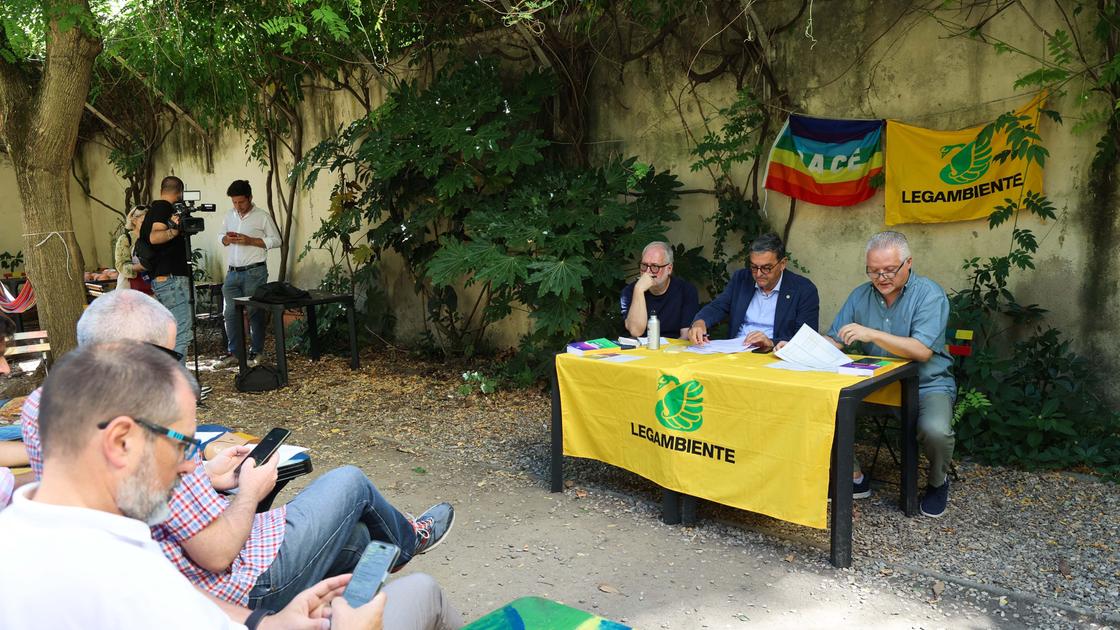 https://www.lanazione.it/image-service/view/acePublic/alias/contentid/M2E2ZWVlYzQtNTE1MC00/0/conferenza-stampa-per-presentare-il-rapporto-ecomafia-2025.jpeg?f=16:9&w=1200&h=630