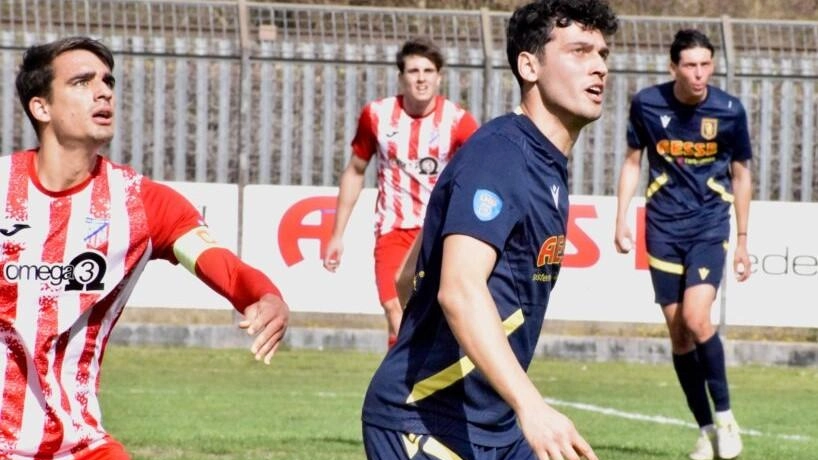 L’attaccante Mugelli (Figline in maglia nera) controllato da un avversario