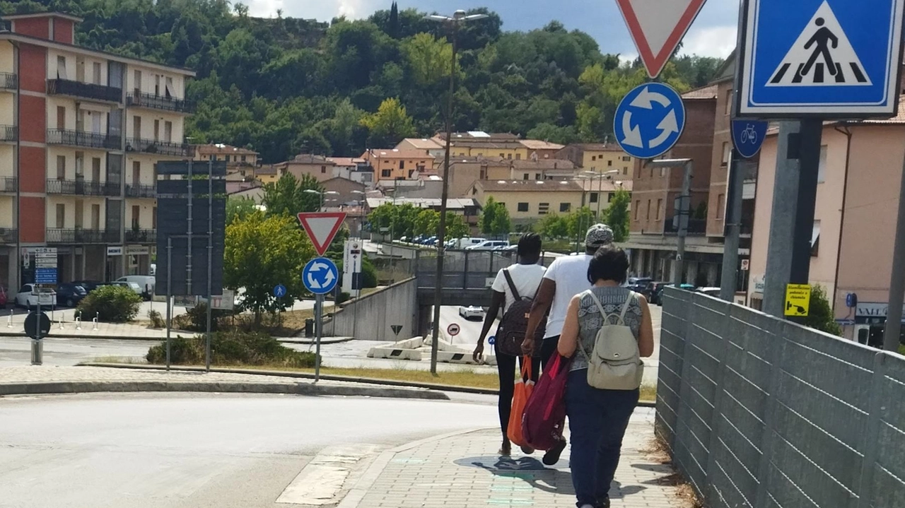 Un ponte a rischio per i pedoni a Poggibonsi. È la struttura che sovrasta il torrente Staggia unendo largo Campidoglio... Un ponte a rischio per i pedoni a Poggibonsi. È la struttura che sovrasta il torrente Staggia unendo largo Campidoglio...