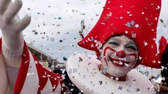 Luca Bonuccelli è stato uno dei fondatori del. Movimento dei Carnevalari, nato nel 2005 al motto di «Viareggini damosi da fa’» Luca Bonuccelli è stato uno dei fondatori del. Movimento dei Carnevalari, nato nel 2005 al motto di «Viareggini damosi da fa’»