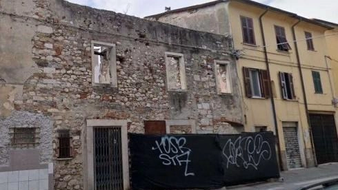 La casa bombardata di via Menconi ad Avenza, da sempre una spina nel fianco del quartiere I residenti hanno chiesto a più riprese un intervento mirato La casa bombardata di via Menconi ad Avenza, da sempre una spina nel fianco del quartiere I residenti hanno chiesto a più riprese un intervento mirato