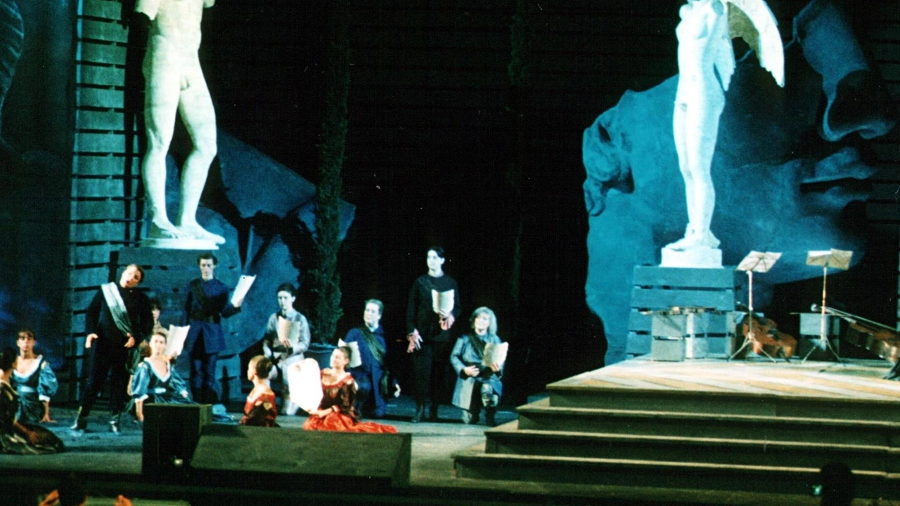 Due grandi volti blu faranno da scenografia come nel 2002 all’ultima opera in calendario. Domani sera la ‘prima’ forse più attesa con la direzione affidata a Daniele De Plano. Due grandi volti blu faranno da scenografia come nel 2002 all’ultima opera in calendario. Domani sera la ‘prima’ forse più attesa con la direzione affidata a Daniele De Plano.