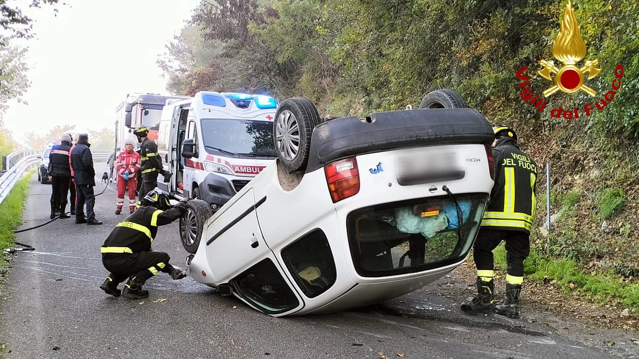 L'auto ribaltata e l'intervento dei vigili del fuoco L'auto ribaltata e l'intervento dei vigili del fuoco