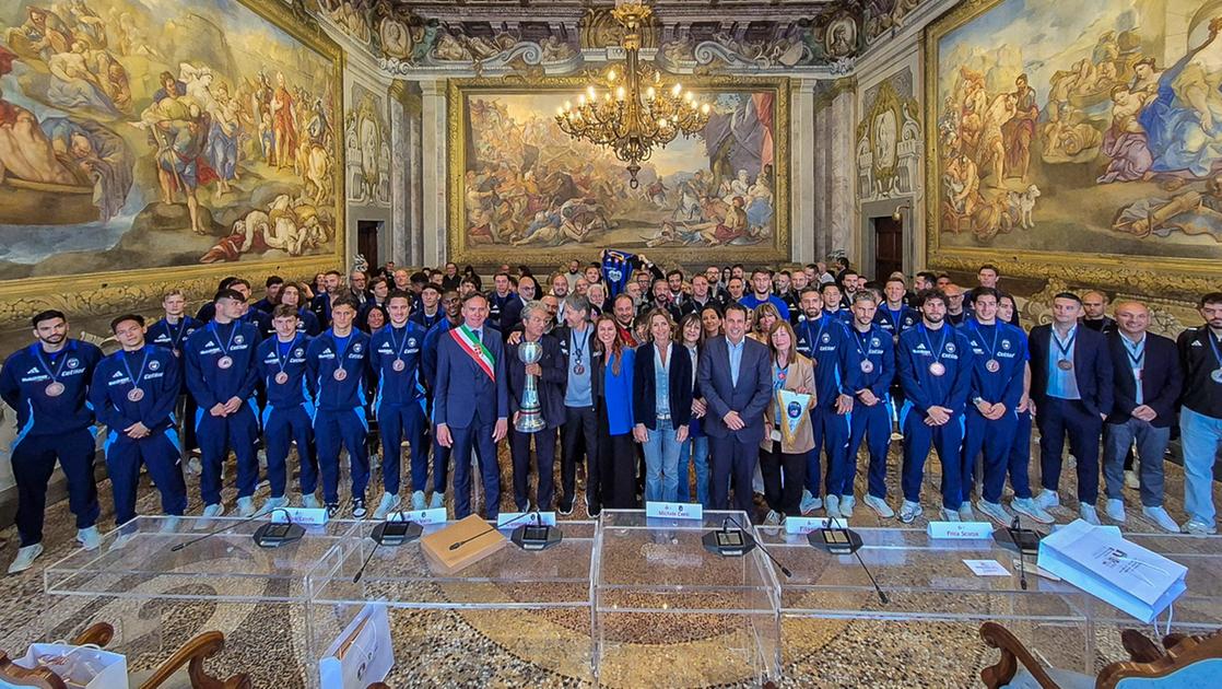 Pisa, il trionfo celebrato in Comune: la squadra ricevuta dal sindaco, applausi e sorrisi Pisa, il trionfo celebrato in Comune: la squadra ricevuta dal sindaco, applausi e sorrisi
