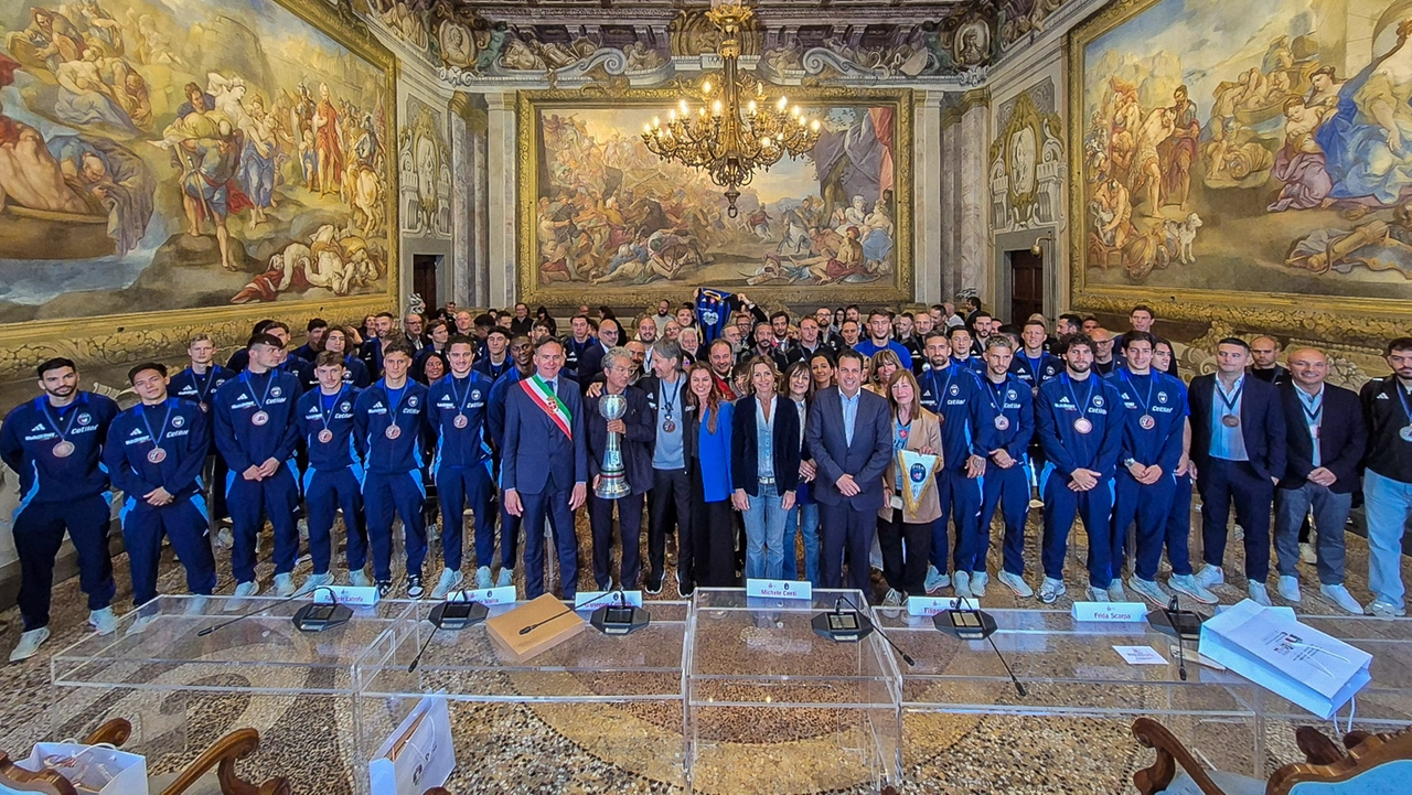 Pisa, il trionfo celebrato in Comune: la squadra ricevuta dal sindaco, applausi e sorrisi