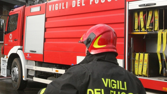 Vigili del fuoco in una foto di repertorio. L'incendio nel magazzino di Cortona è scoppiato nel pomeriggio di martedì 6 agosto
