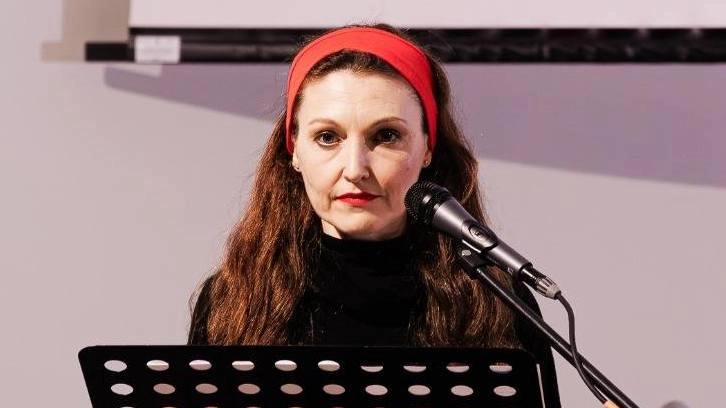 Chiara De Carolis. , protagonista insieme a. Sara Battolla e. Cecilia Malatesta, con le musiche originali eseguite dal vivo da Roberto Pelosi Chiara De Carolis. , protagonista insieme a. Sara Battolla e. Cecilia Malatesta, con le musiche originali eseguite dal vivo da Roberto Pelosi