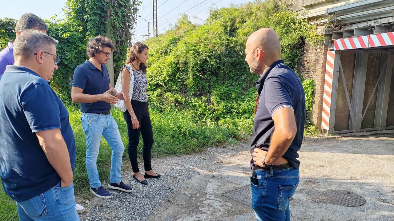 Il sopralluogo del Comune e di Rfi al ponte ferroviario di via dello Stivale Il sopralluogo del Comune e di Rfi al ponte ferroviario di via dello Stivale