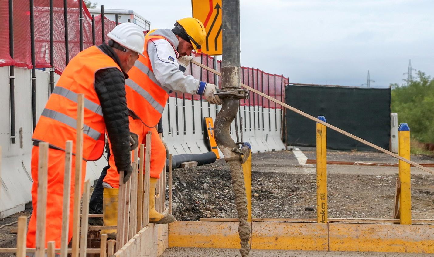 https://www.lanazione.it/image-service/view/acePublic/alias/contentid/M2E5OWI5ZjktOWI2ZS00/0/terza-corsia-cantiere-alla-fase-clou-al-via-i-lavori-per-i-cavalcavia-sulla1.jpeg