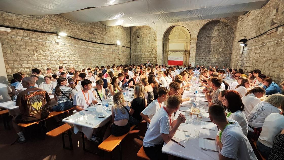 A Gubbio pellegrini da tutta Europa. Accolti 160 ragazzi polacchi A Gubbio pellegrini da tutta Europa. Accolti 160 ragazzi polacchi