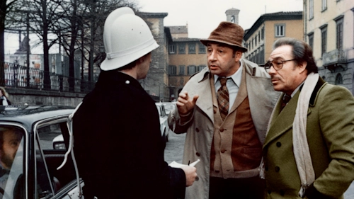 Una scena indimenticabile: la "supercazzola" al vigile (interpretato da Mario Scarpetta). A destra Philippe Noiret e Ugo Tognazzi, sulla sinistra si intravede in auto Gastone Moschin