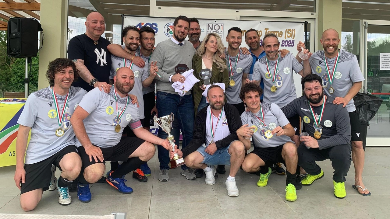 La squadra di infermieri grossetani vince il torneo Nightingoal battendo il Nocera Friends 3-2 in finale. La squadra di infermieri grossetani vince il torneo Nightingoal battendo il Nocera Friends 3-2 in finale.